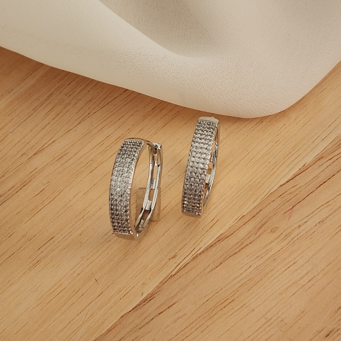 BRINCO ARGOLA CRAVEJADA MICROZIRCÔNIAS TRÊS FIOS