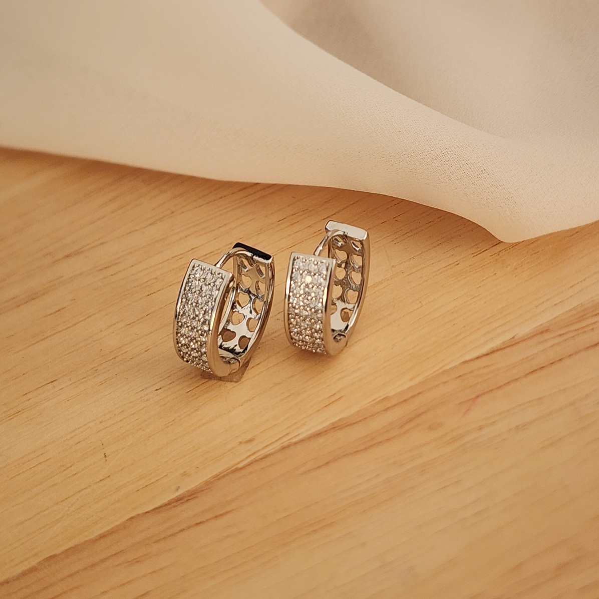 BRINCO ARGOLA CRAVEJADA MICROZIRCÔNIAS TRÊS FIOS GOTA FUNDO CORAÇÃO