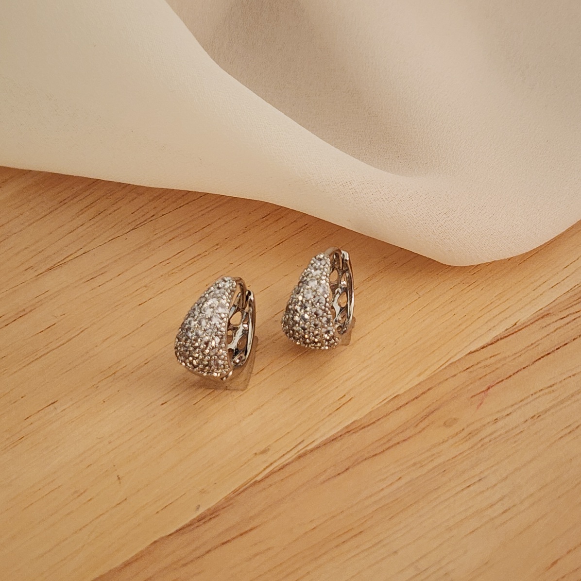 BRINCO ARGOLA CRAVEJADA MICROZIRCÔNIAS  GOTA FUNDO VAZADO