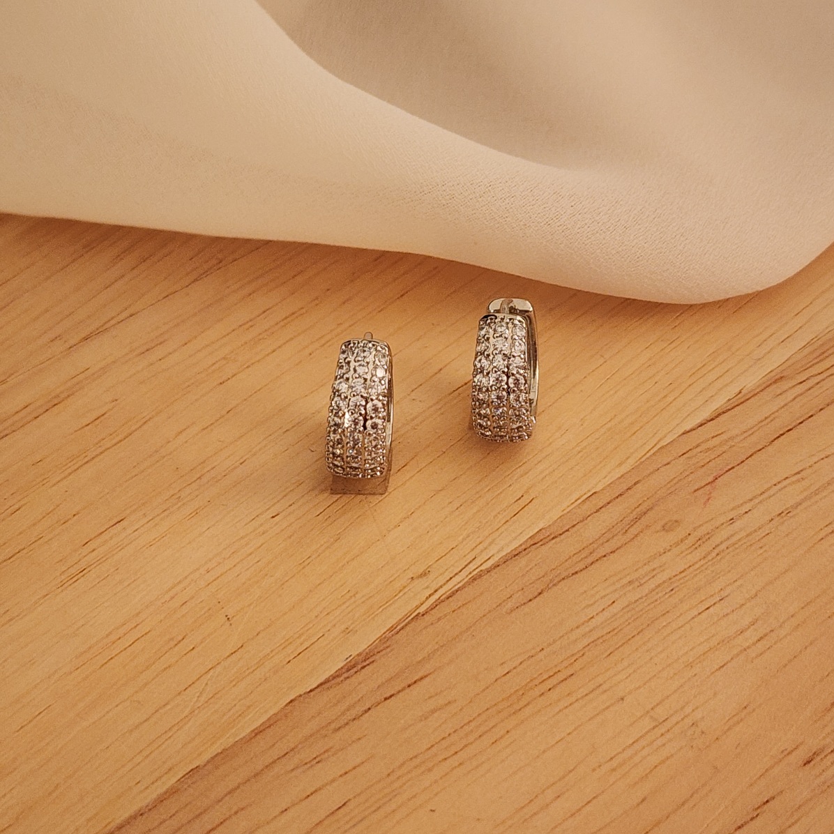 BRINCO ARGOLA CRAVEJADA MICROZIRCÔNIAS  TRÊS FIOS