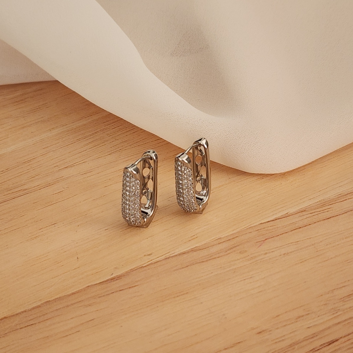 BRINCO ARGOLA CRAVEJADA MICROZIRCÔNIAS OVAL