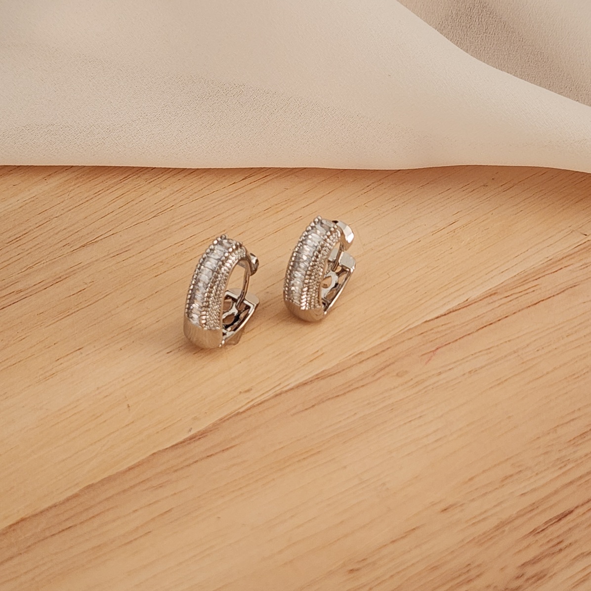BRINCO ARGOLA CRAVEJADA MICROZIRCÔNIAS E NAVETES CORAÇÃO