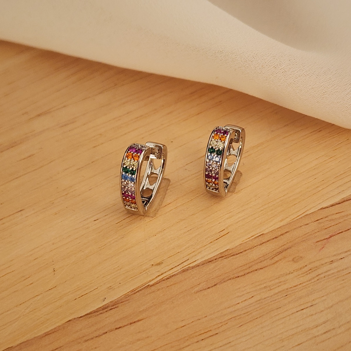 BRINCO ARGOLA CRAVEJADA MICROZIRCÔNIAS COLORIDAS CORAÇÃO