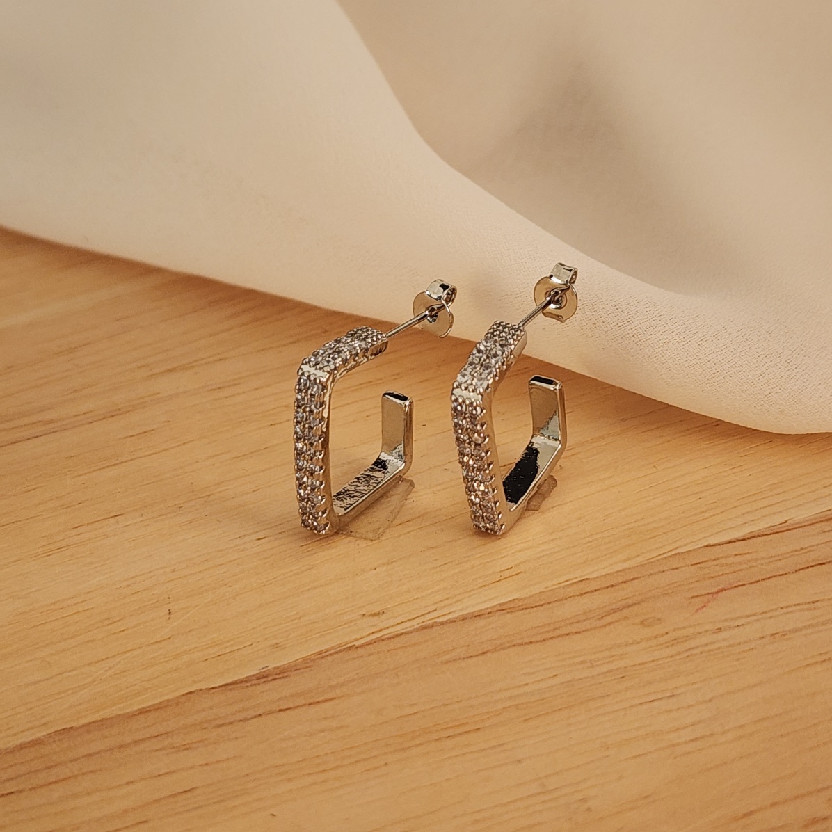 BRINCO ESTILO ARGOLA CRAVEJADA MICROZIRCÔNIAS CRISTAL QUADRADA