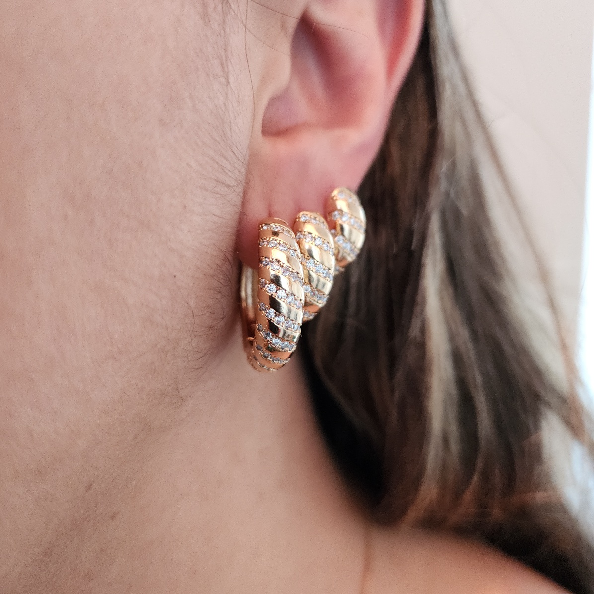 TRIO ARGOLAS CRAVEJADAS EM MICROZIRCÔNIAS ESPIRAL TRÊS TAMANHOS