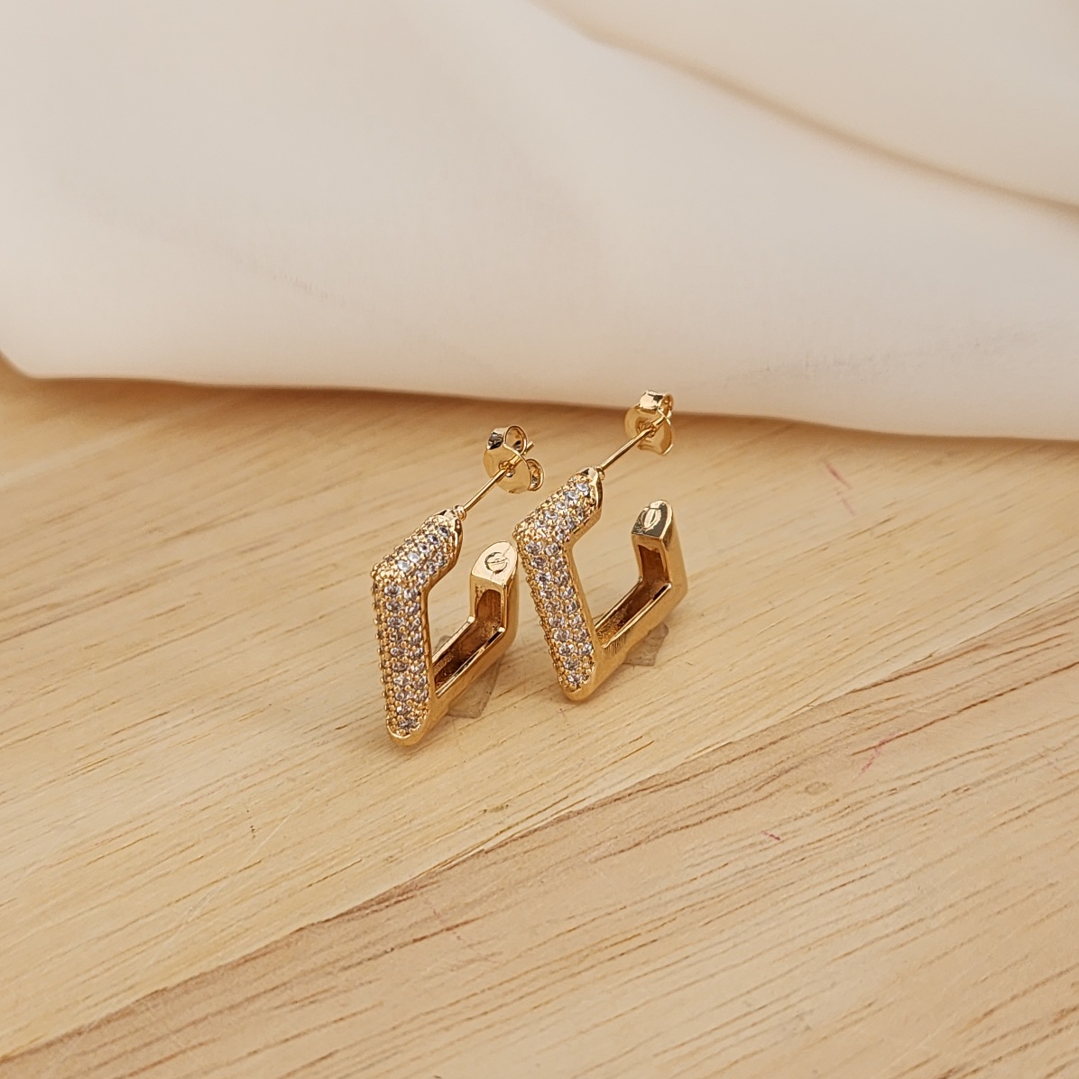 BRINCO ESTILO ARGOLA QUADRADA CRAVEJADA EM MICROZIRCÔNIA CRISTAL M