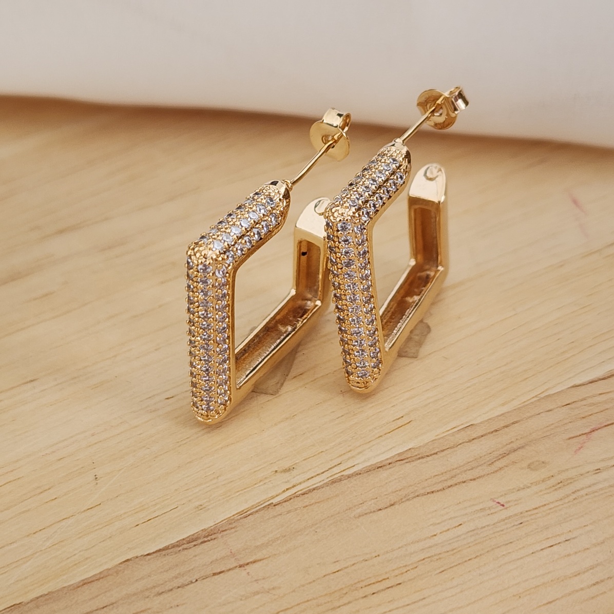 BRINCO ESTILO ARGOLA QUADRADA CRAVEJADA EM MICROZIRCÔNIA CRISTAL G