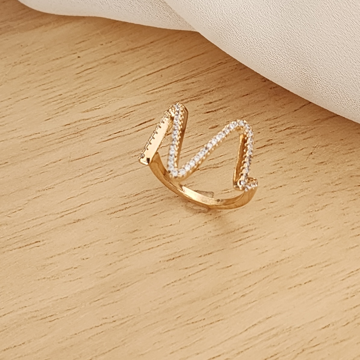 ANEL ONDAS CRAVEJADO EM MICROZIRCÔNIAS CRISTAL