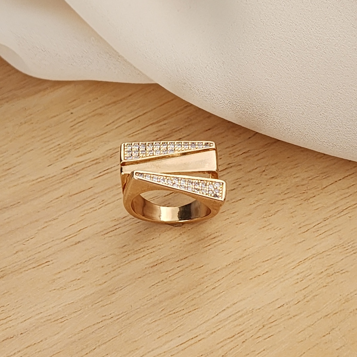 ANEL DETALHADO CRAVEJADO EM MICROZIRCÔNIAS CRISTAL
