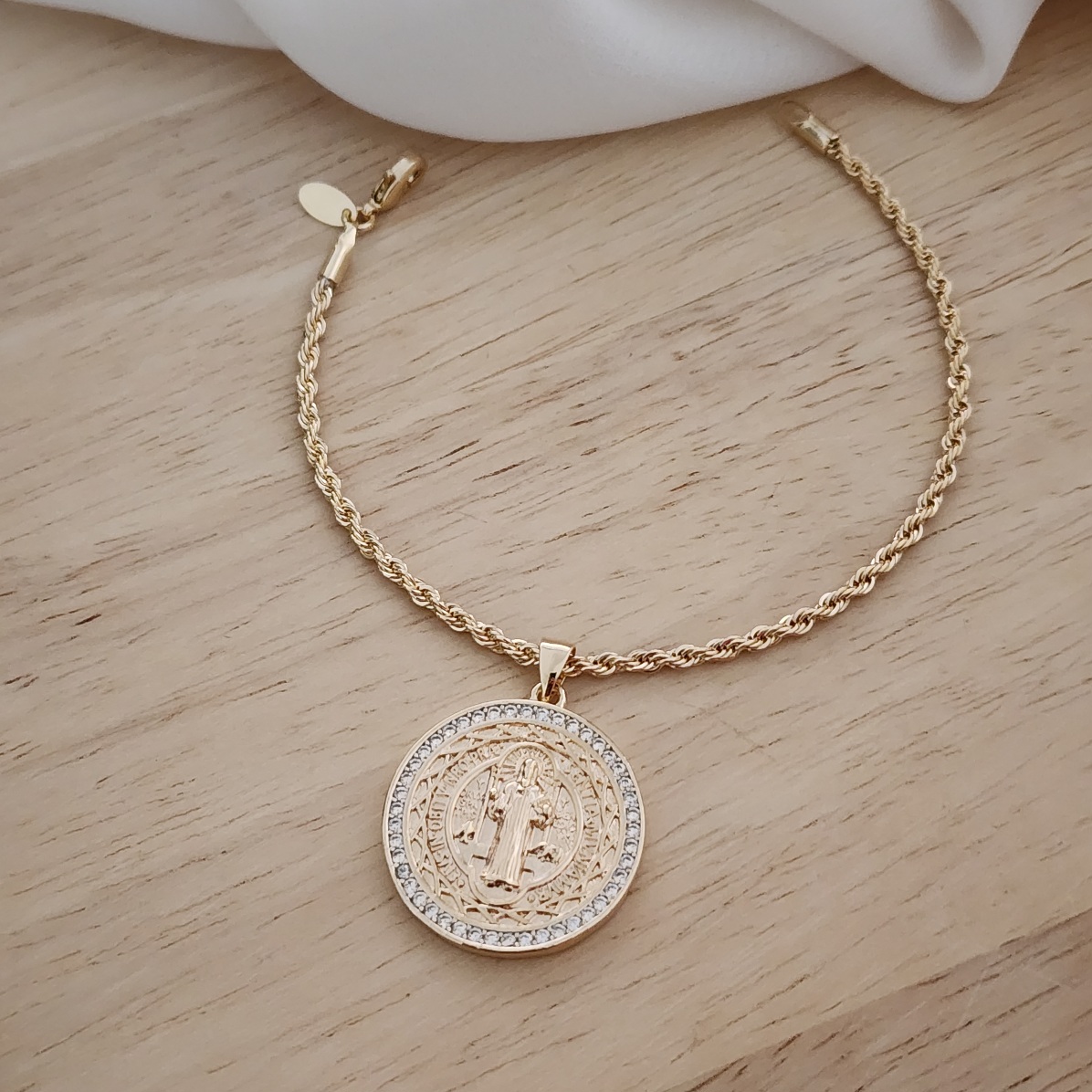 PULSEIRA CORDA BAIANA PINGENTE SÃO BENTO CRAVEJADO EM ZIRCÔNIAS CRISTAL