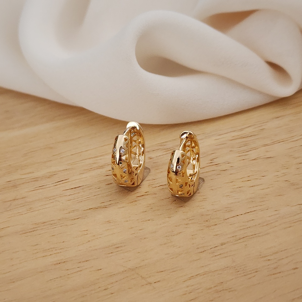 BRINCO ARGOLINHA GOTA CRAVEJADO EM ZIRCÔNIAS