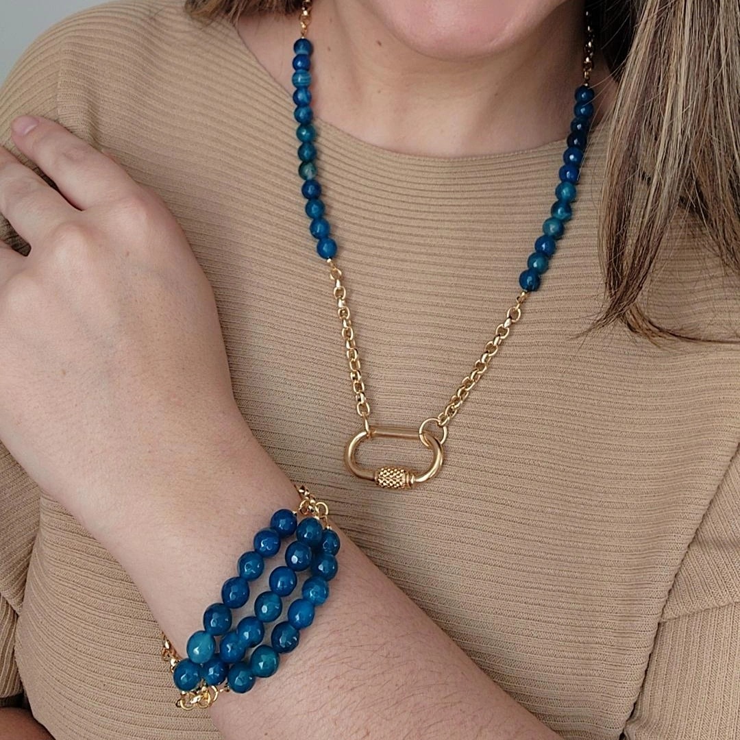 PULSEIRA DOURADO ELOS PEDRAS NATURAIS AGATA AZUL MARINHO TRÊS FIOS DE PEDRAS