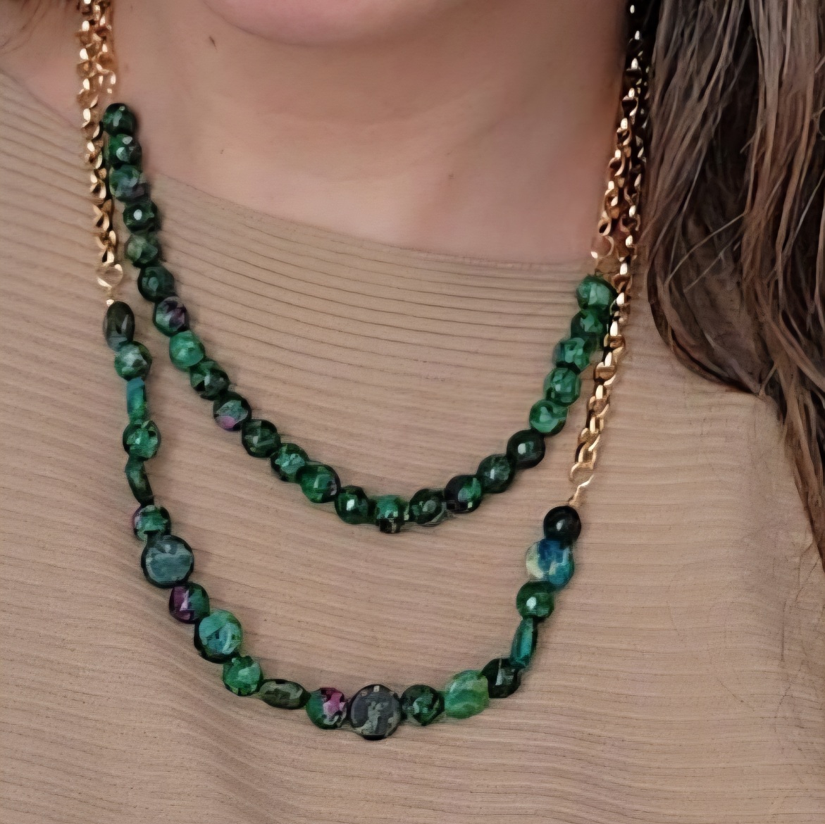 COLAR DOURADO ELOS PEDRAS NATURAIS  ZOESITA E HOWLITA TURQUESA VERDE