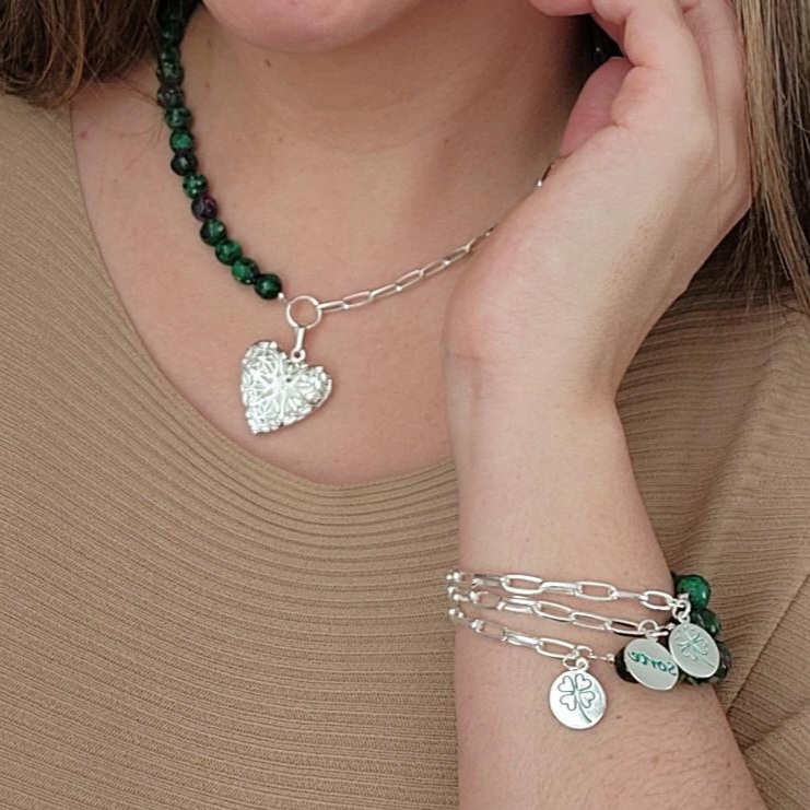 PULSEIRA PRATA ELOS PEDRAS NATURAIS ZOESITA COM PINGENTE TREVO DE QUATRO FOLHAS