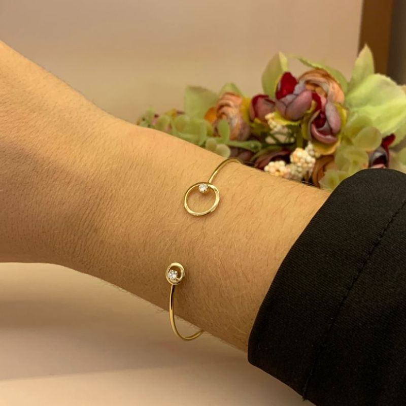 BRACELETE ARO 2 CÍRCULOS E PONTO DE LUZ NAS PONTAS