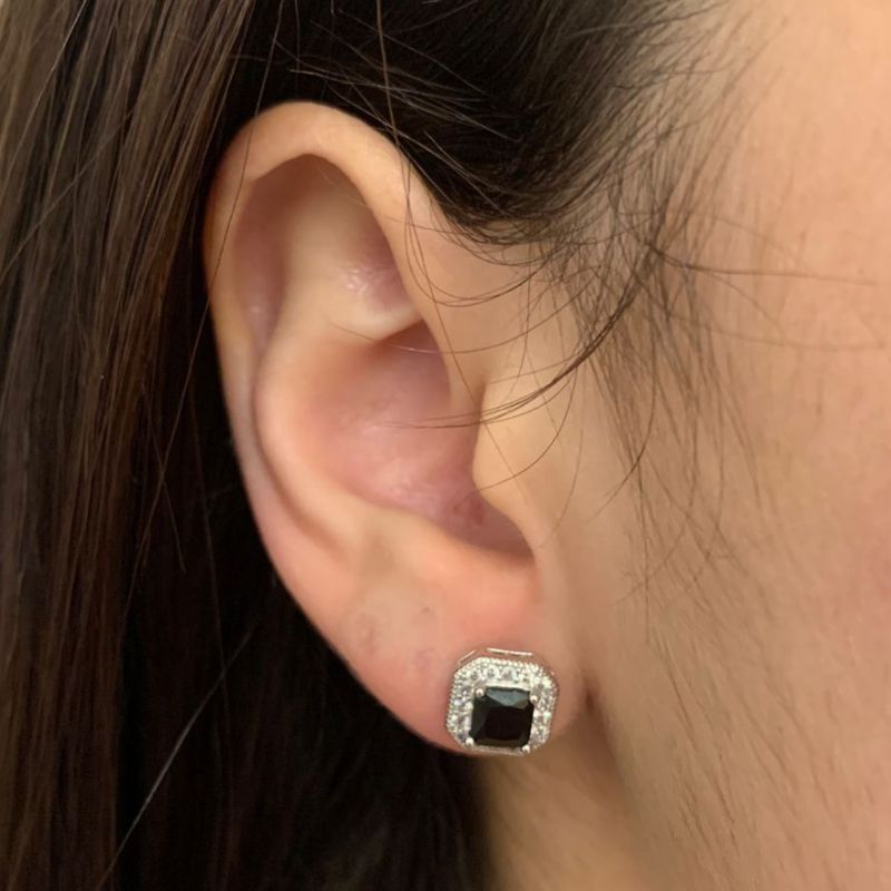 BRINCO QUADRADO PEDRA E CRAVAÇÃO EM VOLTA BRINCO QUADRADO PEDRA E CRAVAÇÃO EM VOLTA