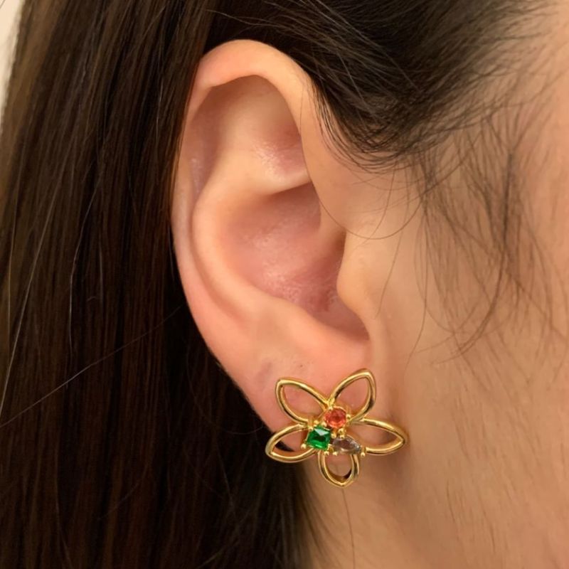 BRINCO FLOR VAZADA COM ZIRCÔNIAS