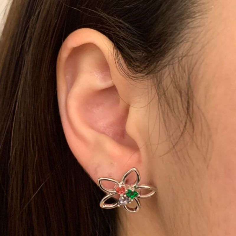 BRINCO FLOR VAZADA COM ZIRCÔNIAS