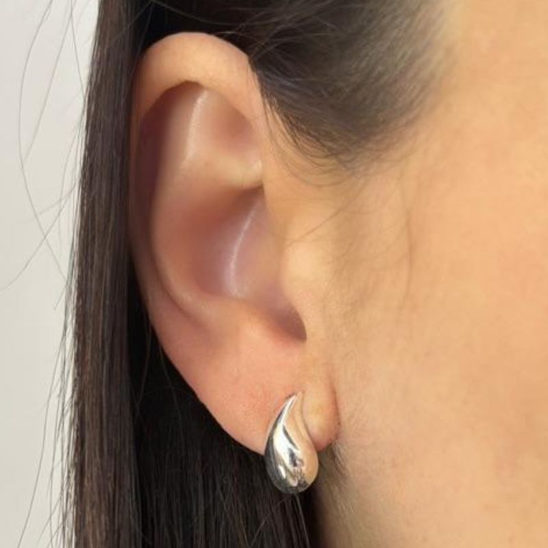 BRINCO GOTA LISA DE LADO BRINCO GOTA LISA DE LADO