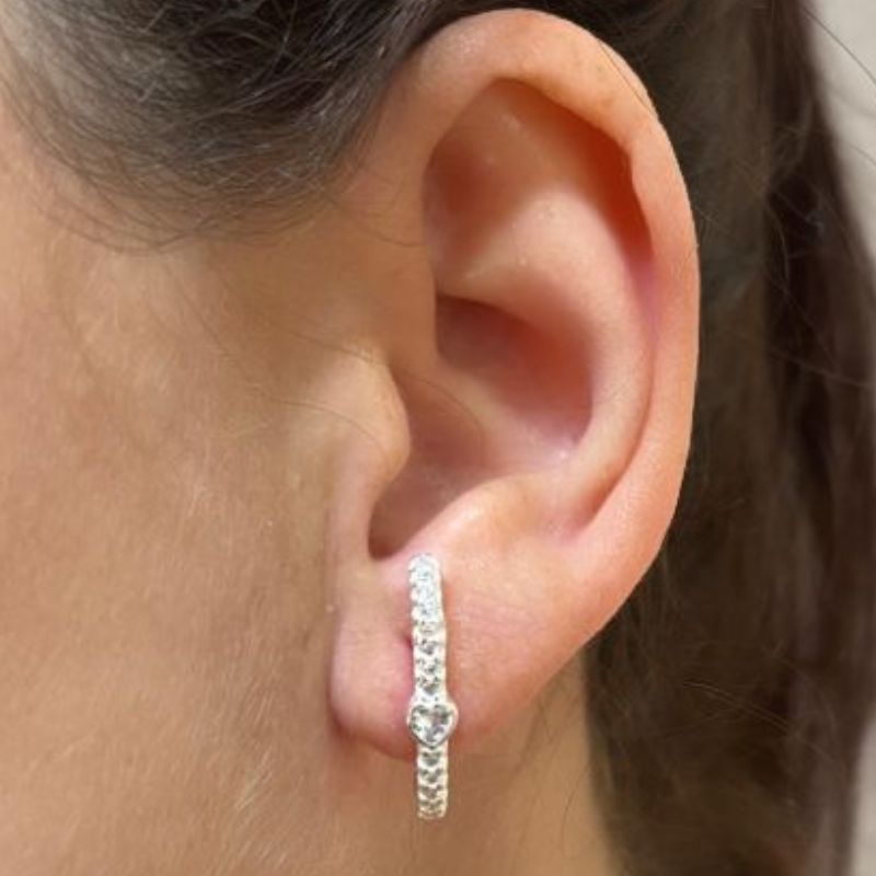 BRINCO EAR HOOK CRAVEJADO 1 CORAÇÃO