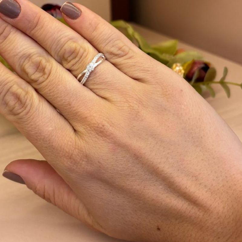 ANEL ENTRELAÇADO CRAVEJADO