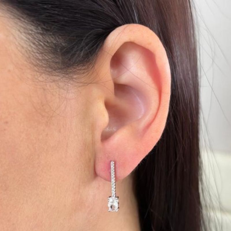 BRINCO PALITO CRAVEJADO COM PEDRA OVAL NA PONTA