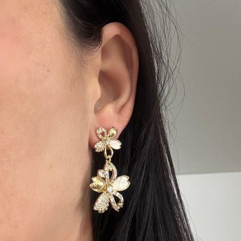 BRINCO FLOR CRAVEJADO E MADREPÉROLA