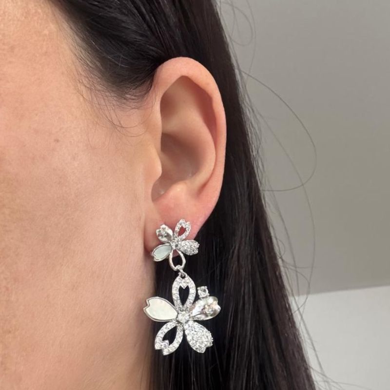 BRINCO FLOR CRAVEJADO E MADREPÉROLA