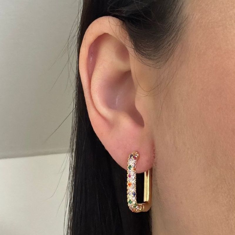 ARGOLA QUADRADA CRAVEJADA NA FRENTE