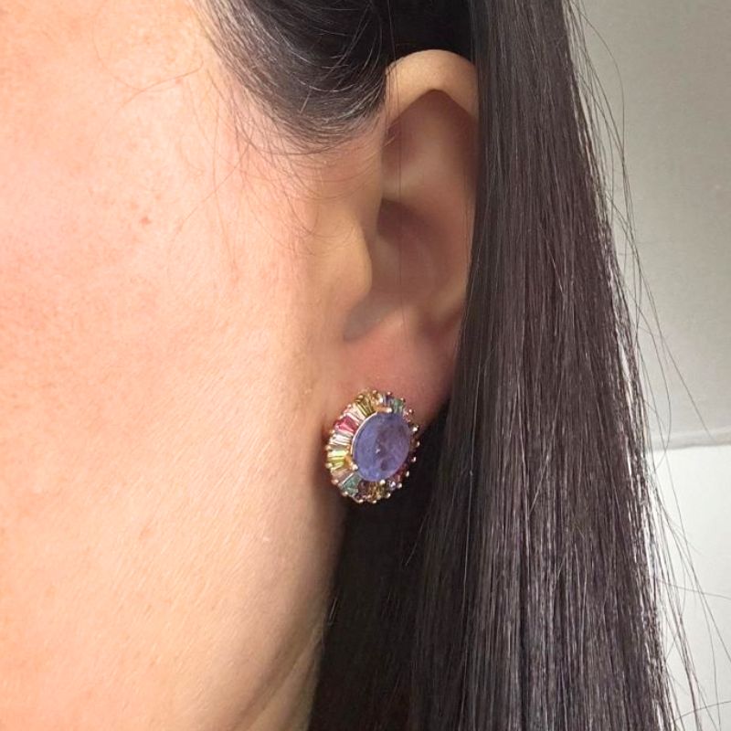 BRINCO OVAL COM BAGUETES EM VOLTA DA PEDRA