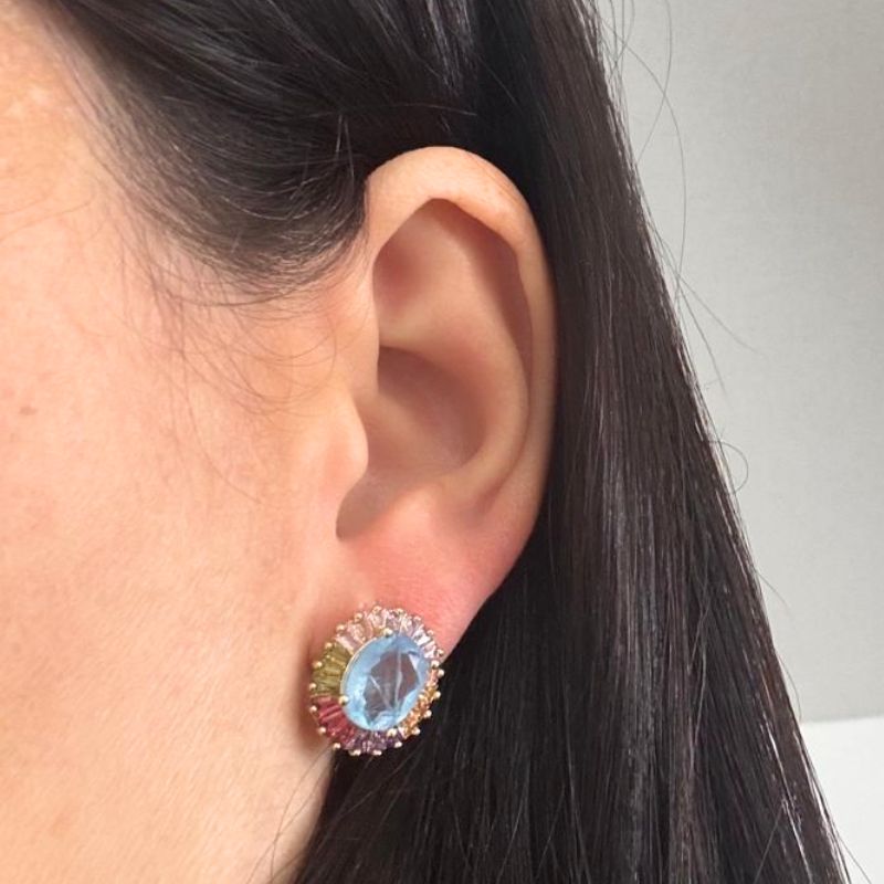 BRINCO OVAL COM BAGUETES EM VOLTA DA PEDRA