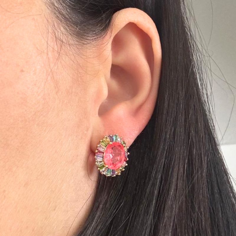 BRINCO OVAL COM BAGUETES EM VOLTA DA PEDRA