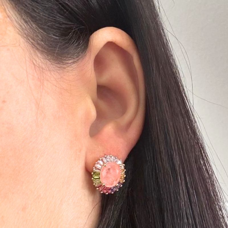 BRINCO OVAL COM BAGUETES EM VOLTA DA PEDRA