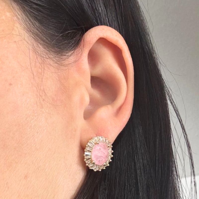 BRINCO OVAL COM BAGUETES EM VOLTA DA PEDRA