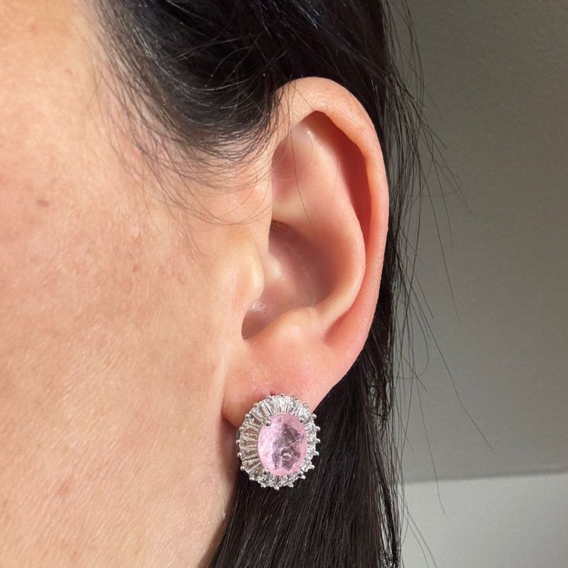 BRINCO OVAL COM BAGUETES EM VOLTA DA PEDRA