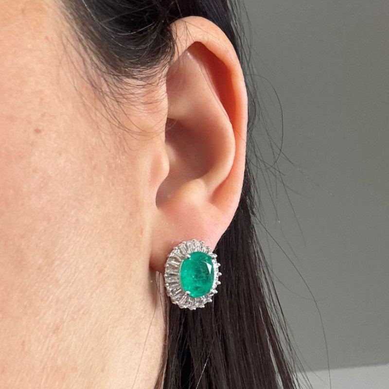 BRINCO OVAL COM BAGUETES EM VOLTA DA PEDRA