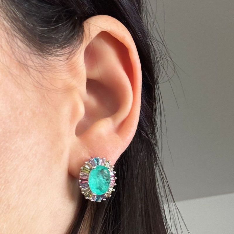 BRINCO OVAL COM BAGUETES EM VOLTA DA PEDRA