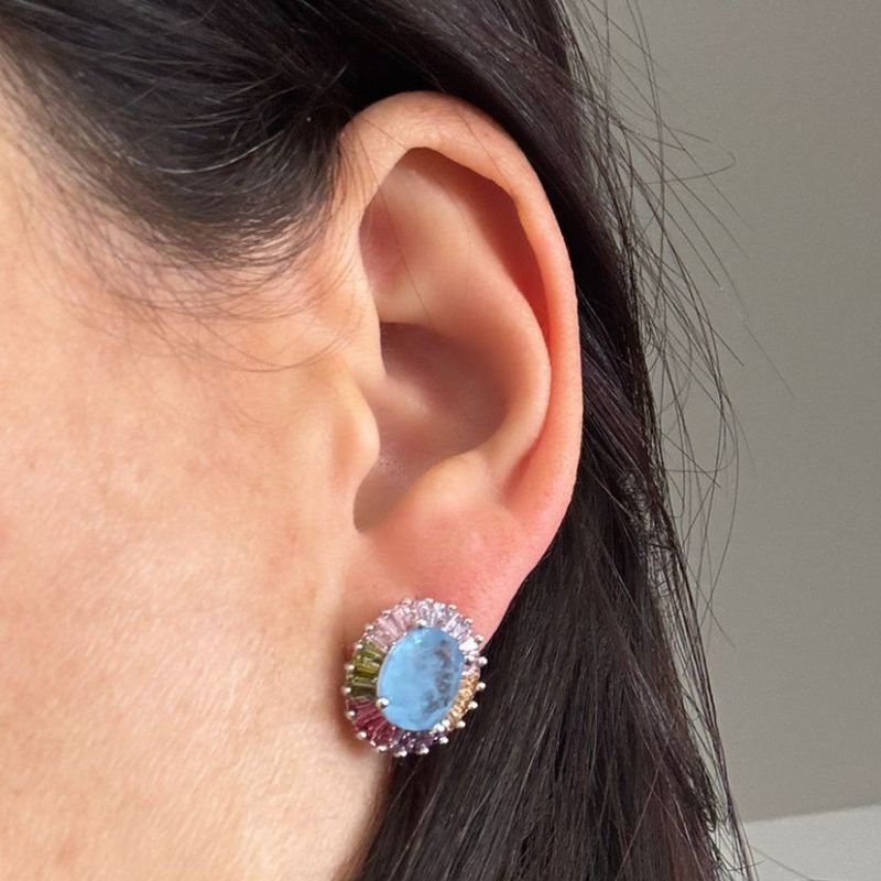 BRINCO OVAL COM BAGUETES EM VOLTA DA PEDRA