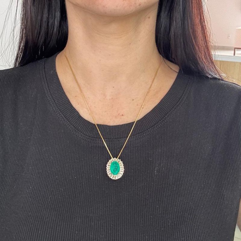 COLAR PINGENTE OVAL PEDRA E BAGUETES EM VOLTA