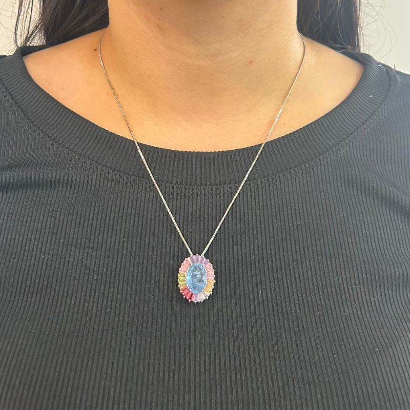 COLAR PINGENTE OVAL PEDRA E BAGUETES EM VOLTA