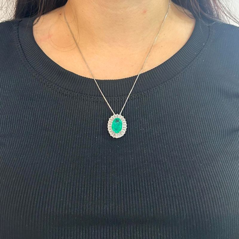 COLAR PINGENTE OVAL PEDRA E BAGUETES EM VOLTA