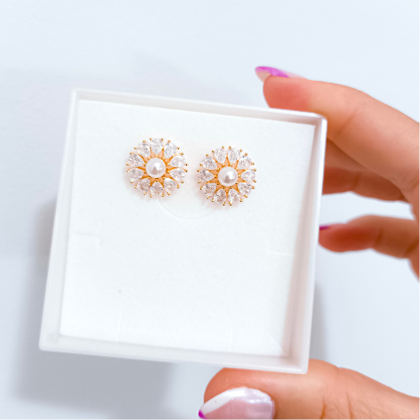 Brinco Flor Pérola e Zircônias Banhado a Ouro