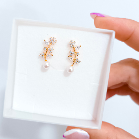 Brinco Flor Pérola e Zircônias Banhado a Ouro