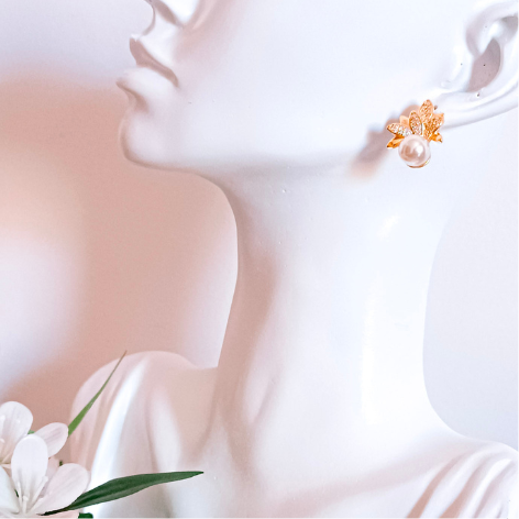 Brinco Folhas Pérola e Zircônias Banhado a Ouro