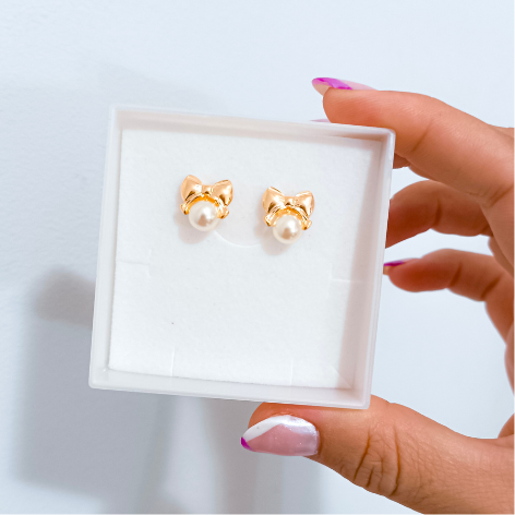 Brinco Laço e Pérola Banhado a Ouro