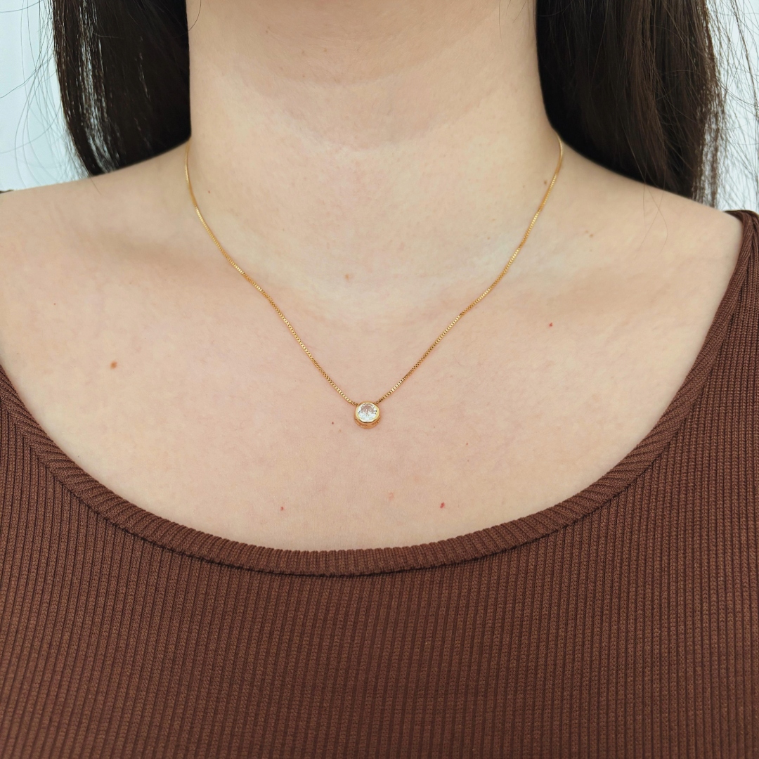 COLAR COM PONTO DE LUZ 5MM MH. 45CM DE COMPRIMENTO E 5CM DE REGULAGEM. BANHADO A OURO 18K.