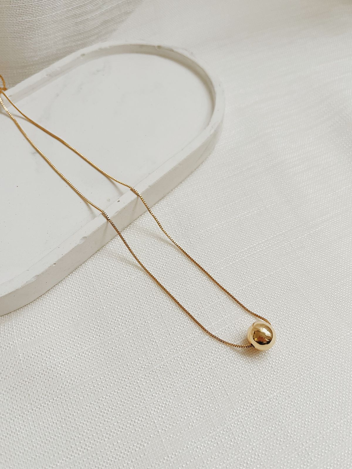 COLAR ESFERA 8MM. 40CM DE COMPRIMENTO E 5CM DE REGULAGEM. BANHADO A OURO 18K.