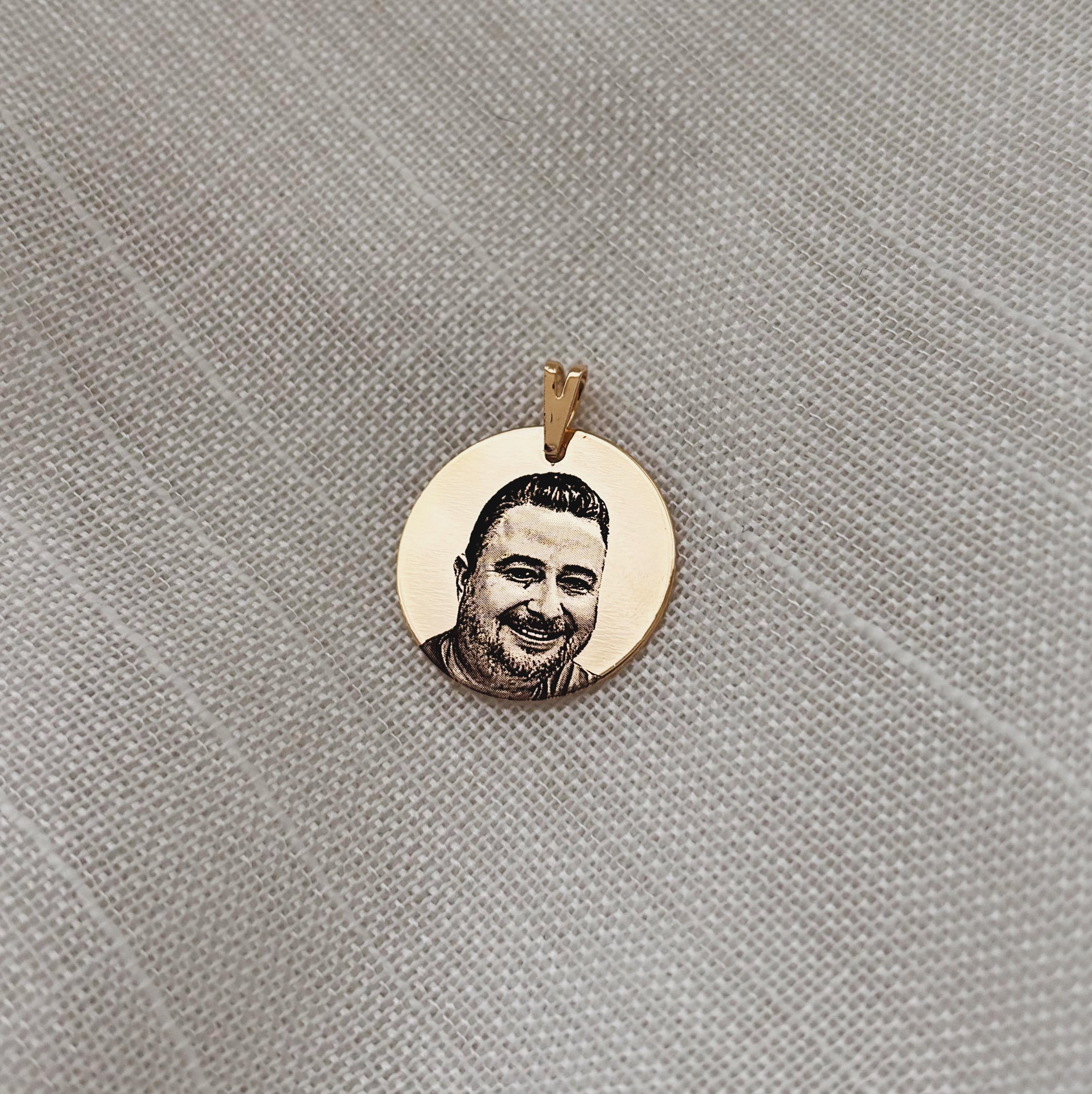 COLAR MEDALHA PERSONALIZADO 15MM DOURADO. 45CM DE COMPRIMENTO. BANHADO A OURO 18K.