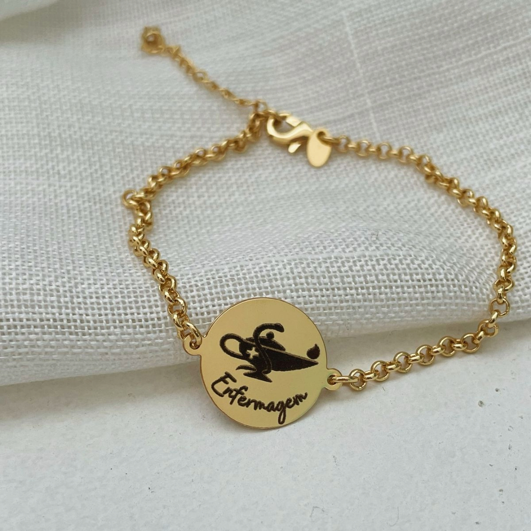 PULSEIRA PERSONALIZADA MEDALHA 15MM COM ELO PORTUGUÊS DOURADA. 17CM DE COMPRIMENTO E 3CM DE REGULAGEM. BANHADA A OURO 18K.