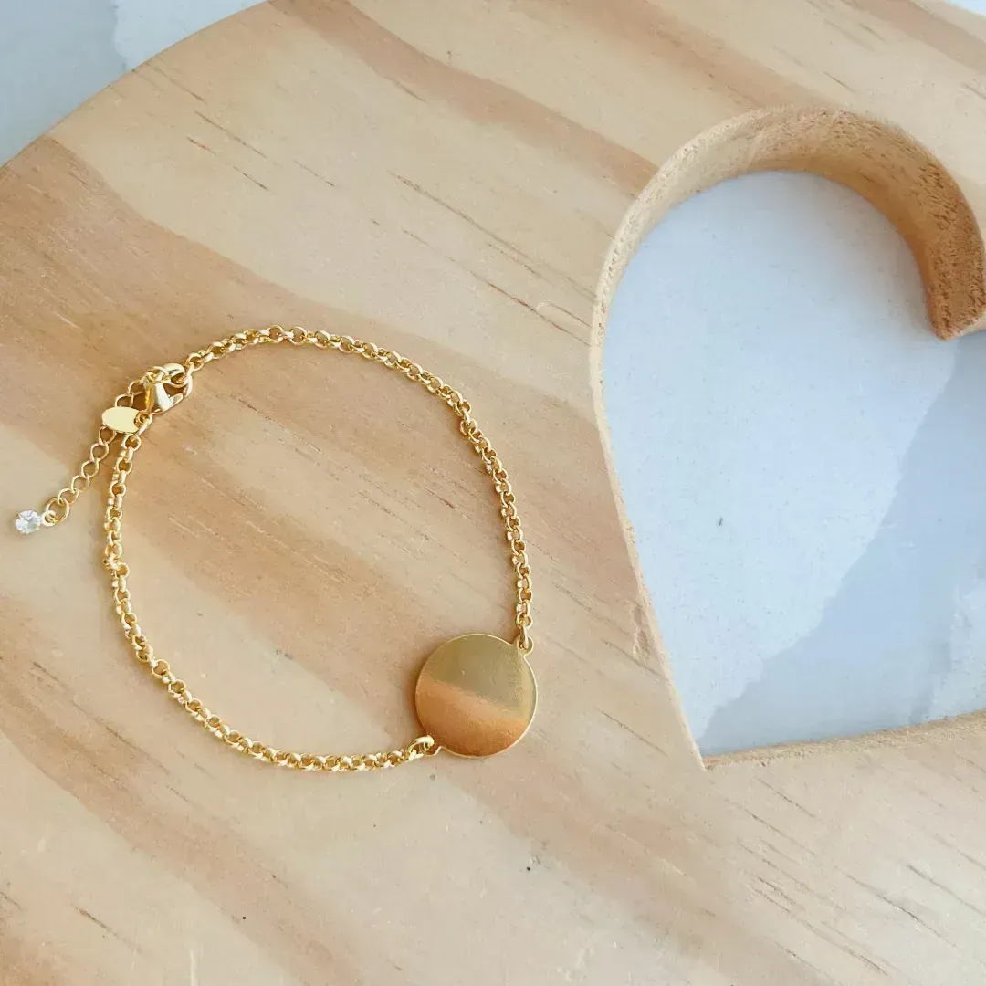 PULSEIRA PERSONALIZADA MEDALHA 15MM COM ELO PORTUGUÊS DOURADA. 17CM DE COMPRIMENTO E 3CM DE REGULAGEM. BANHADA A OURO 18K.
